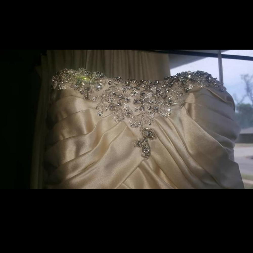 Wedding dress - Picture 4 of 7